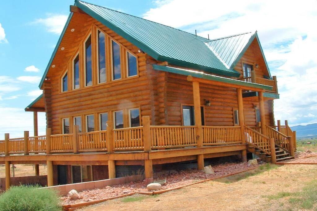 Red Rock Ranch Log Cabin: Large, Fully Furnished エスカランテ エクステリア 写真