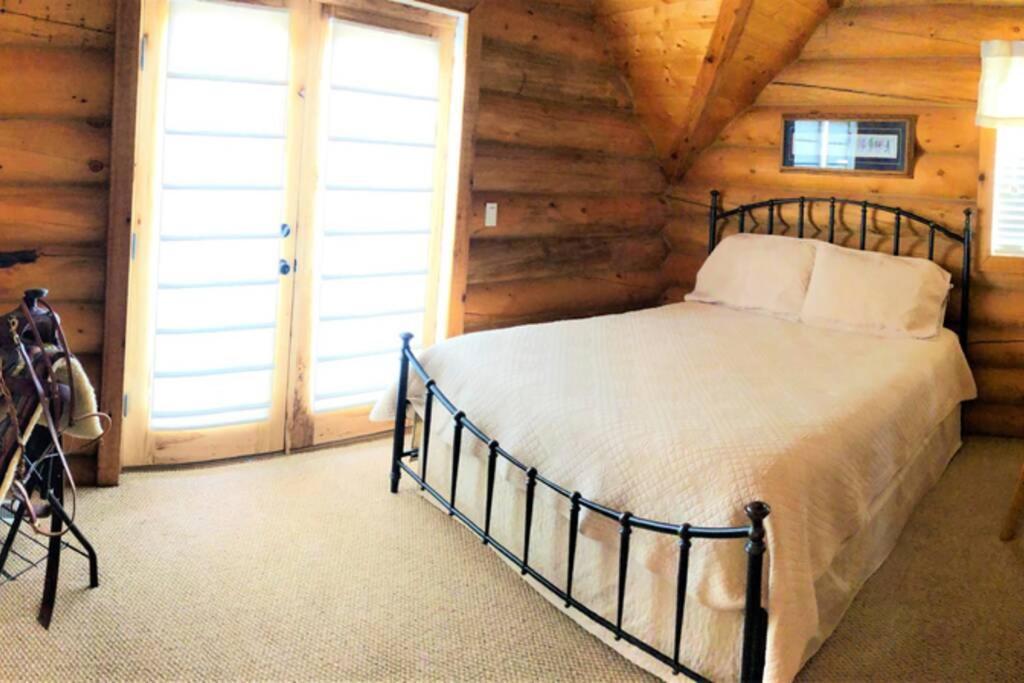 Red Rock Ranch Log Cabin: Large, Fully Furnished エスカランテ エクステリア 写真